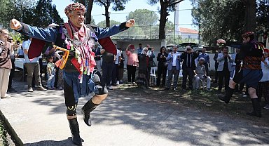 Efe kıyafeti giydiler, zeybekte buluştular