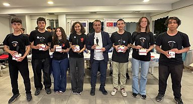 Efeler'de genç yazılımcılar tasarladı, Başkan Yetişkin tebrik etti