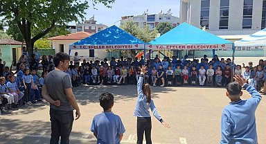 Efeler'in sanatçıları çocuklar için sahneye çıktı