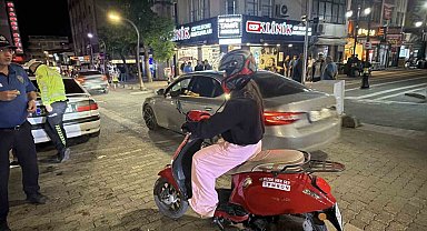 Ehliyet sevincini polislere erik ikram ederek paylaştı