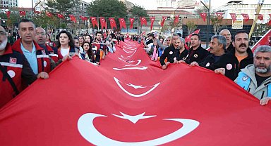 Elazığ'da 100 metrelik Türk bayrağıyla fener alayı düzenlendi