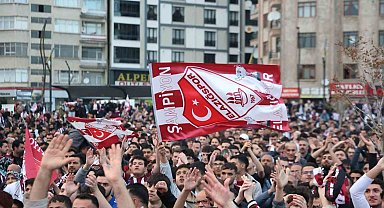 Elazığ'da binlerce taraftar, dev ekranda maçı izledi