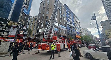 Elazığ'da iş merkezinin çatısında yangın paniği