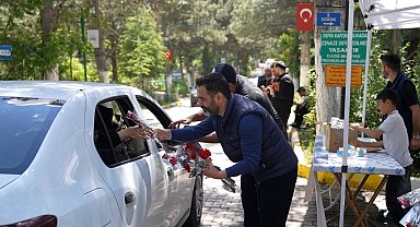 Elazığ'da mezarlığa giden vatandaşlara karanfil dağıtıldı