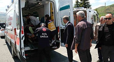 Elazığ'da otomobil aydınlatma direğine çarptı: 1'i bebek 4 yaralı
