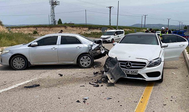 Elazığ'da otomobiller çarpıştı: 1'i hamile 4 yaralı