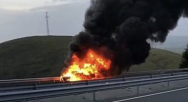 Elazığ'da seyir halindeki otomobil alev topuna döndü