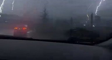 Elazığ'da yıldırımın düşme anı kamerada