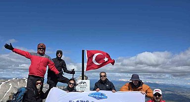 Elazığ'ın en yüksek zirvesinde anlamlı 19 Mayıs tırmanışı