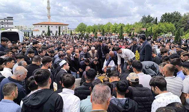 Elektrik akımına kapılarak hayatını kaybeden muhtar defnedildi