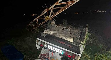 Elektrik direğine çarpan otomobil ters döndü