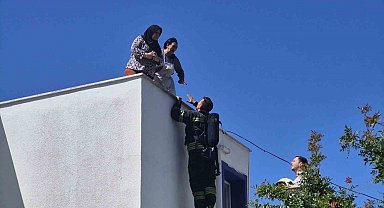 Elektrik hattı patladı, çıkan yangında 2 kişi mahsur kaldı