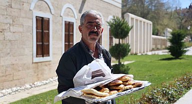 Emekli baba, ev yapımı poğaça satarak çocuğunun tedavisine destek oluyor