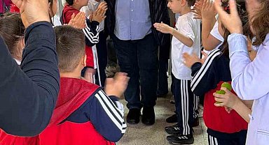 Emekliye ayrılan 43 yıllık öğretmen gözyaşlarıyla veda etti