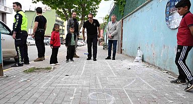 Emniyet Müdürü Sazak, Şırnak sokaklarında çocuklarla sek sek oynadı
