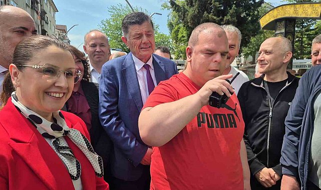 Engellilerin yürüyüşü down sendromlu Deha'nın telsiz anonsuyla başladı