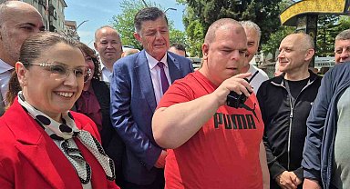 Engellilerin yürüyüşü down sendromlu Deha'nın telsiz anonsuyla başladı