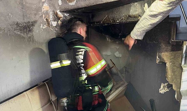 Erdek'te 2 katlı binanın giriş katında çıkan yangın söndürüldü