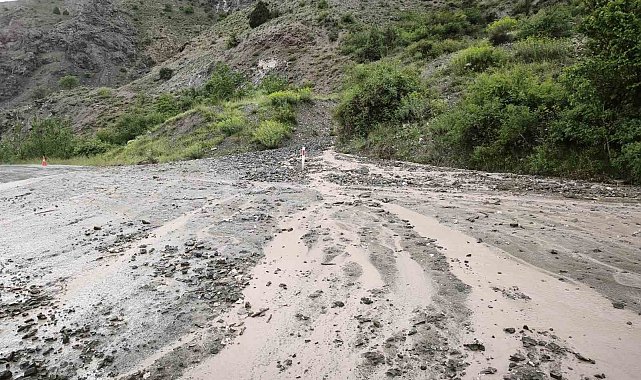 Erzincan-Kemah yolunda heyelan