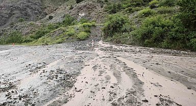 Erzincan-Kemah yolunda heyelan