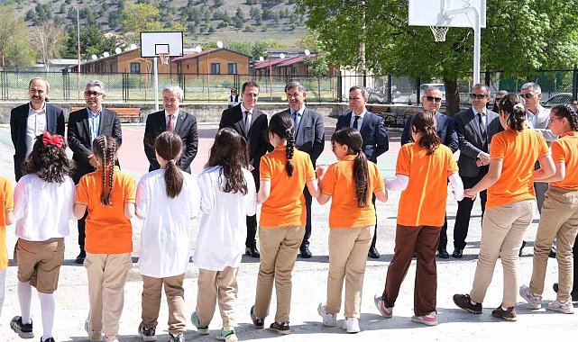 Erzincan'da öğrenciler bilim fuarında projelerini sergiledi