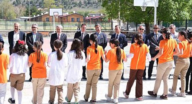 Erzincan'da öğrenciler bilim fuarında projelerini sergiledi
