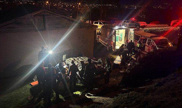 Erzincan'da otomobil evin bahçesine devrildi: 2 yaralı