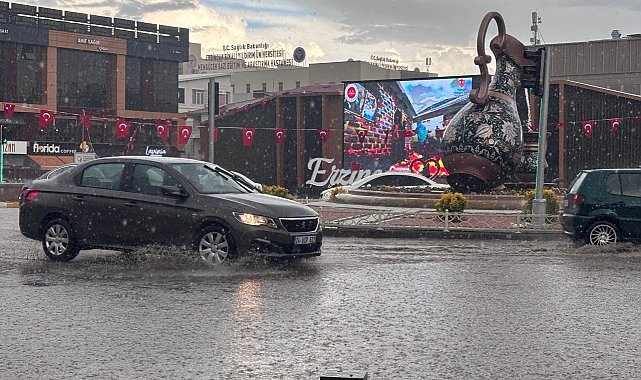 Erzincan'da sağanak nedeniyle cadde ve sokaklar su altında kaldı