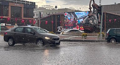 Erzincan'da sağanak nedeniyle cadde ve sokaklar su altında kaldı