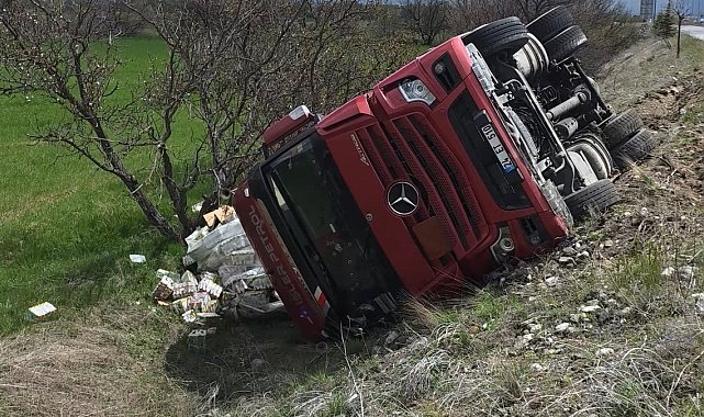 Erzincan'da soda yüklü tır devrildi
