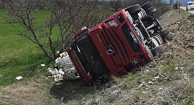 Erzincan'da soda yüklü tır devrildi
