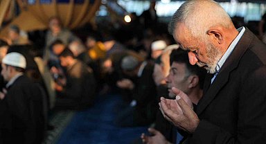 Erzincan'da vatandaşlar bayram namazı için camilere akın etti