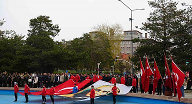 Erzurum'da yağmur 19 Mayıs coşkusuna engel olamadı