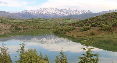 Esence Göleti ve Berit Dağı'nda kartpostallık manzara