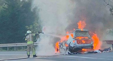 Esenyurt'ta seyir halindeki otomobil alev alev yandı