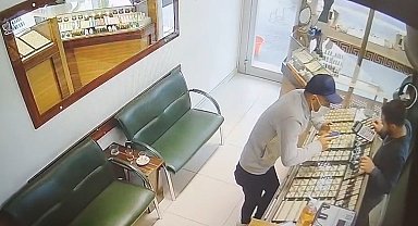 Eşine sürpriz bahanesiyle girdiği kuyumcudan pırlanta çalan şahıs yakalandı