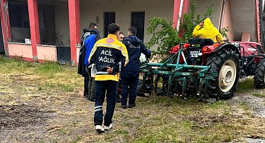Eski mahalle muhtarı traktörün altında ölü bulundu
