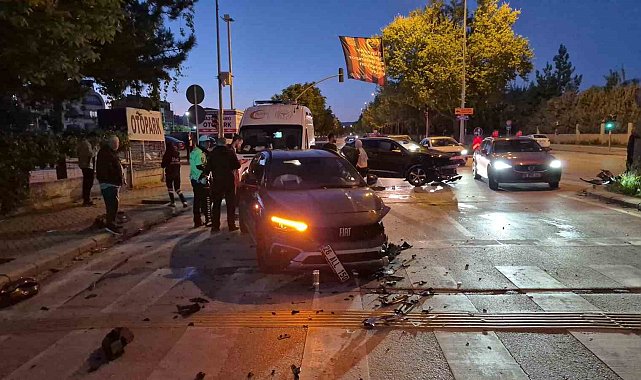 Eskişehir'de kavşakta iki otomobil çarpıştı: 2 yaralı