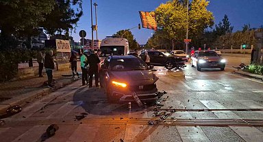 Eskişehir'de kavşakta iki otomobil çarpıştı: 2 yaralı