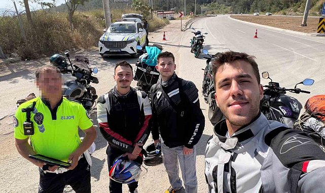 Eskişehir'de motosikletini bağlayan polis ile Antalya'da karşılaşan sürücü fotoğraf çektirdi