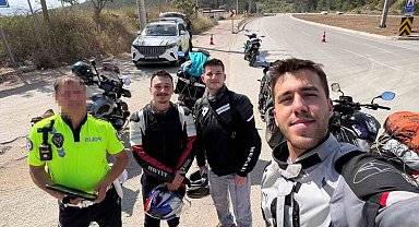 Eskişehir'de motosikletini bağlayan polis ile Antalya'da karşılaşan sürücü fotoğraf çektirdi
