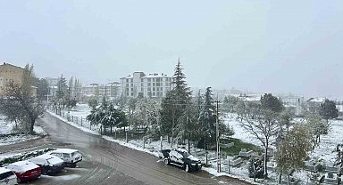 Eskişehir'in bazı ilçeleri güne beyaz örtüyle uyandı