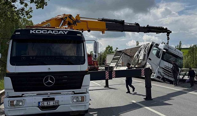 Eşya yüklü tır refüje yan yattı