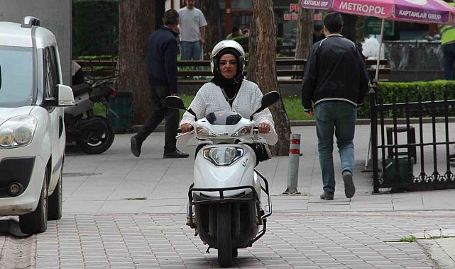 Evde anne, sokakta motokurye: Azmiyle örnek oluyor