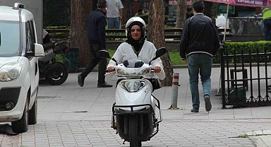 Evde anne, sokakta motokurye: Azmiyle örnek oluyor