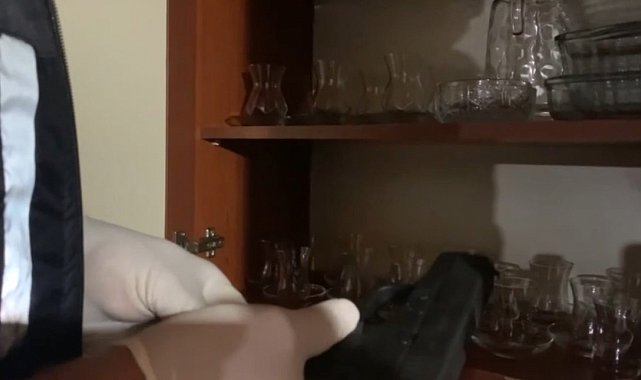 Evin her köşesinden ruhsatsız tabanca çıktı: 2 tutuklama