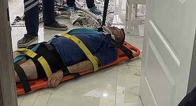 Evinde düşerek yaralanan şahıs ekiplerin yardımıyla hastaneye kaldırıldı