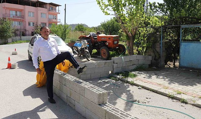 Evine girebilmek için briketlerin üzerinden atlıyor