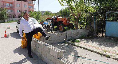 Evine girebilmek için briketlerin üzerinden atlıyor