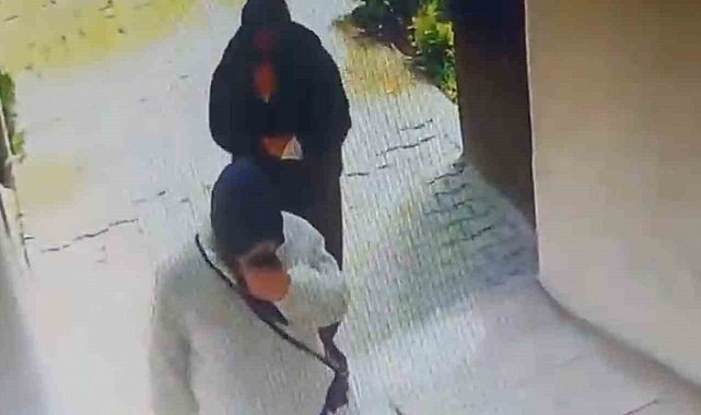 Evlerden hırsızlık yapan iki kadın kıskıvrak yakalandı